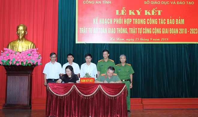 Đồng chí Trương Quốc Huy – Phó Chủ tịch UBND tỉnh và các đồng chí lãnh đạo Công an tỉnh, Sở Giáo dục và Đào tạo chứng kiến 2 đơn vị ký kết Kế hoạch phối hợp thực hiện đảm bảo TTATGT, TTCC giai đoạn 2018 – 2023.