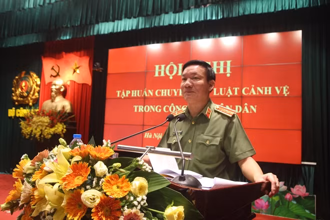 Thiếu tướng Lương Văn Khang truyền đạt nội dung cơ bản của Luật Cảnh vệ.