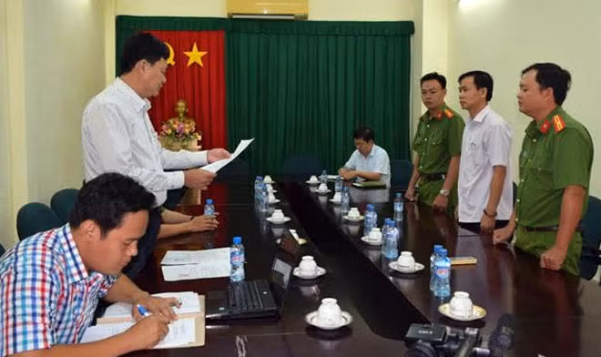 Thực hiện lệnh bắt Trần Văn Tâm (Áo trắng, đứng giữa bên phải).
