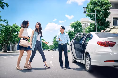 Thảnh thơi được xe đưa đón tận nơi, thậm chí mỗi ngày một xe, một tài xế riêng... Ảnh: Grab