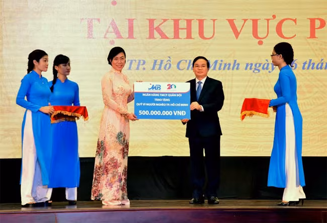 Thiếu tướng, TS Lê Công, Tổng giám đốc MB, đại diện Ban lãnh đạo trao quà cho Quỹ Vì người nghèo TP Hồ Chí Minh.
