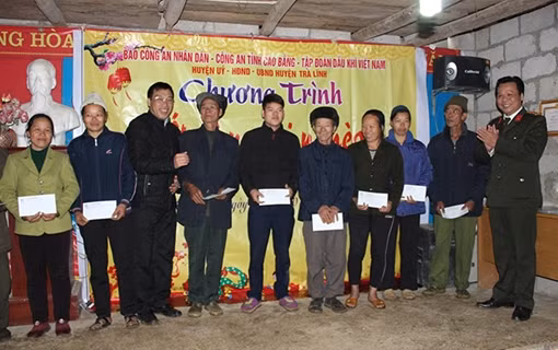 Mang quà xuân sớm đến vùng biên giới Trà Lĩnh