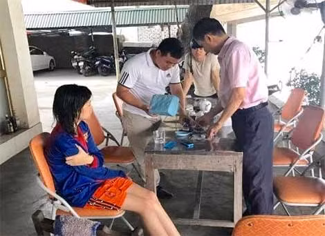 Chị Oanh sau khi được cứu sống. Chị Oanh sau khi được cứu sống.