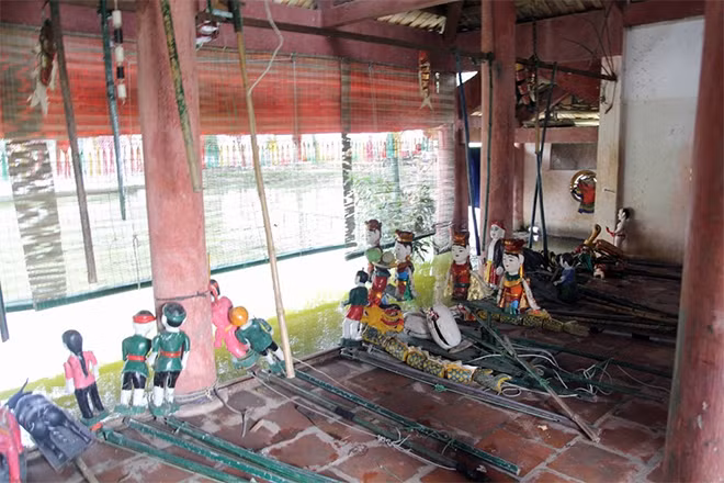 Đạo cụ được đưa ra để chuẩn bị cho buổi biểu diễn. Mỗi con rối được làm bằng gỗ và sẽ được điều khiển bên trong bằng ròng rọc.