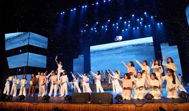 Một tiết mục biểu diễn tri ân thầy cô của các em học sinh Trường THPT Chuyên ngoại ngữ. Một tiết mục biểu diễn tri ân thầy cô của các em học sinh Trường THPT Chuyên ngoại ngữ.