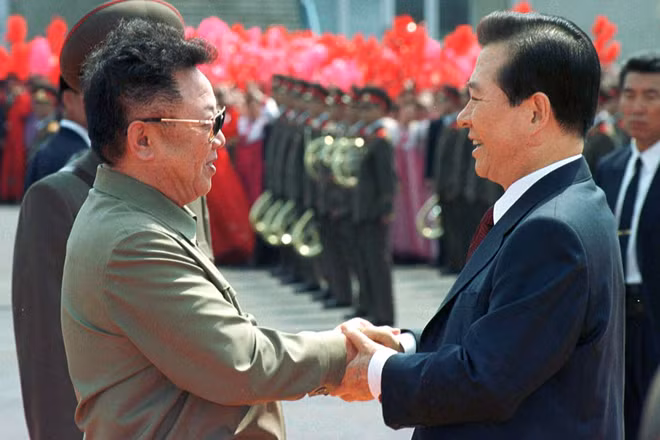 Lãnh đạo Triều Tiên Kim Jong-il và Tổng thống Hàn Quốc Kim Dae-jung trong cuộc gặp lịch sử năm 2000.