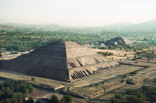 Toàn cảnh thành cổ Teotihuacan từ trên không.