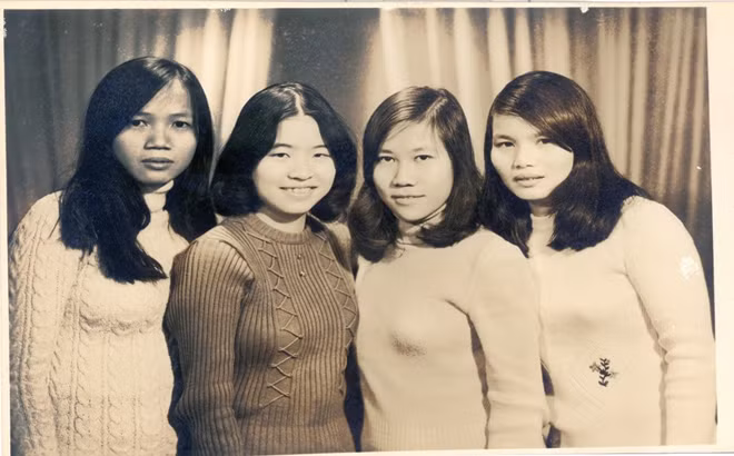 Tác giả và 3 người bạn thân trước khi đi du học năm 1974. Tác giả và 3 người bạn thân trước khi đi du học năm 1974.