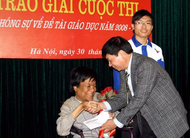 Trần Hồng Giang nhận giải thưởng trong một cuộc thi. Trần Hồng Giang nhận giải thưởng trong một cuộc thi.