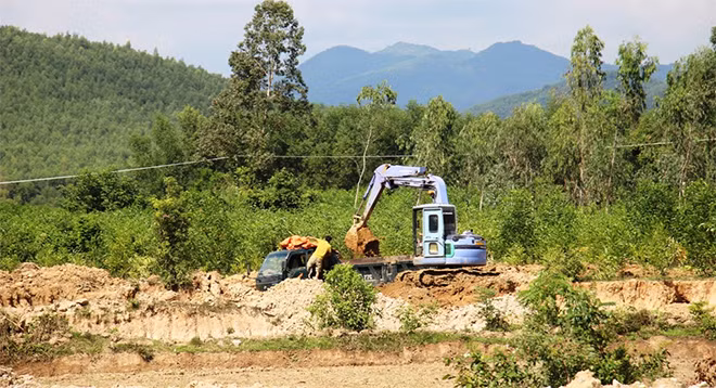 Máy đào, xe ben được tập kết để khai thác đất ở khu vực Gò Giữa. Máy đào, xe ben được tập kết để khai thác đất ở khu vực Gò Giữa.