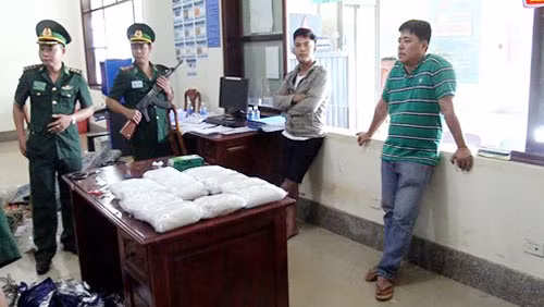 Lực lượng chức năng bên số tang vật bị thu giữ. Lực lượng chức năng bên số tang vật bị thu giữ.