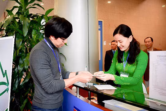Phóng viên quốc tế giao dịch tại khu vực dịch vụ của Vietcombank tại Trung tâm báo chí Hội nghị thượng đỉnh Mỹ - Triều Tiên. Phóng viên quốc tế giao dịch tại khu vực dịch vụ của Vietcombank tại Trung tâm báo chí Hội nghị thượng đỉnh Mỹ - Triều Tiên.