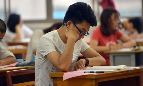 Kỳ thi đại học là kỳ thi gắt gao nhất ở Trung Quốc và cũng là nơi có tỷ lệ gian lận thi cử nhiều nhất. Ảnh: Rex. Kỳ thi đại học là kỳ thi gắt gao nhất ở Trung Quốc và cũng là nơi có tỷ lệ gian lận thi cử nhiều nhất. Ảnh: Rex.