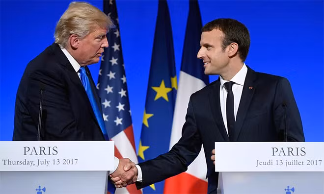 Cái bắt tay lần này giữa Tổng thống Pháp Emmanuel Macron và Tổng thống Mỹ Donald Trump có vẻ thân thiện hơn. Ảnh: Getty.