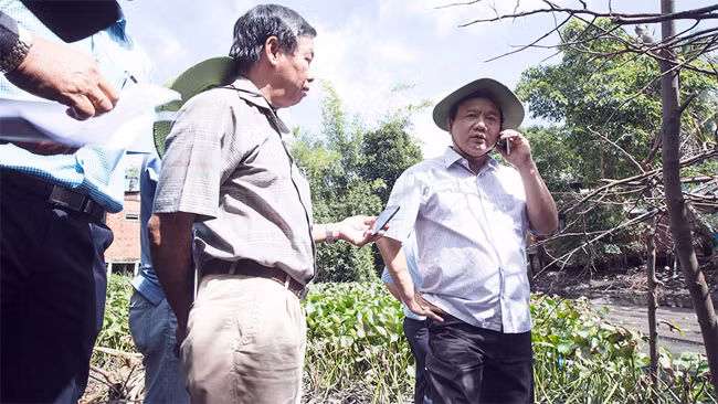 Bí thư Thăng đang khảo sát cuộc sống của người dân trên tuyến rạch Xuyên Tâm Bí thư Thăng đang khảo sát cuộc sống của người dân trên tuyến rạch Xuyên Tâm
