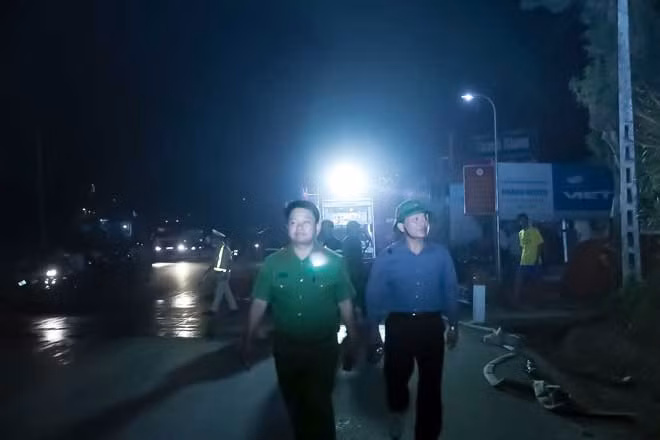 Đồng chí Trần Văn Kỳ, Bí thư Huyện ủy và đồng chí Thượng tá Nguyễn Quang Tuệ trực tiếp chỉ đạo công tác chữa cháy tại hiện trường.