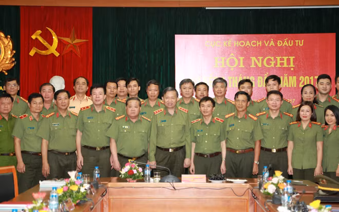 Bộ trưởng Tô Lâm với các đại biểu tại Hội nghị.