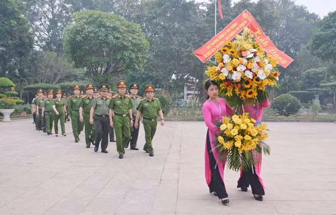 Đoàn đại biểu tiến vào khu di tích Kim Liên.