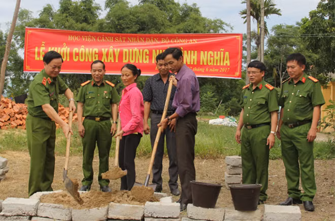 Trung tướng, GS.TS Nguyễn Xuân Yêm - Giám đốc Học viện CSND và các đại biểu khởi công xây dựng nhà tình nghĩa cho gia đình chị Diệp Thị Minh Hương.
