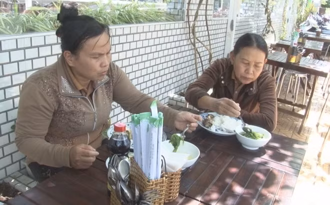 Quán cơm 2.000 đồng phục vụ người dân.