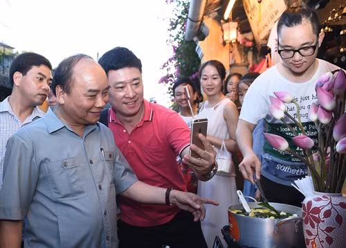 Thủ tướng Chính phủ Nguyễn Xuân Phúc đi dạo phố cổ Hội An chiều 8-8. Ảnh:Chinhphu.vn.