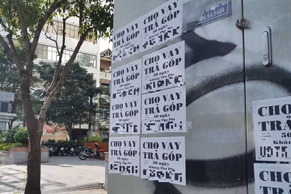 Những tờ rơi “cho vay trả góp”, thực chất là cạm bẫy tín dụng đen niêm yết nhan nhản trên đường phố. Những tờ rơi “cho vay trả góp”, thực chất là cạm bẫy tín dụng đen niêm yết nhan nhản trên đường phố.