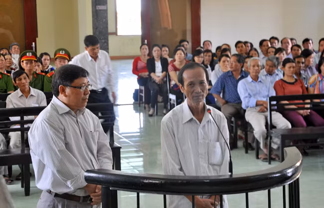 Bị cáo Nguyễn Tài – nguyên Chủ tịch UBND huyện Đông Hòa và bị cáo Huỳnh Ngọc Sương – nguyên Phó Chủ tịch UBND huyện Đông Hòa trong vành móng ngựa.