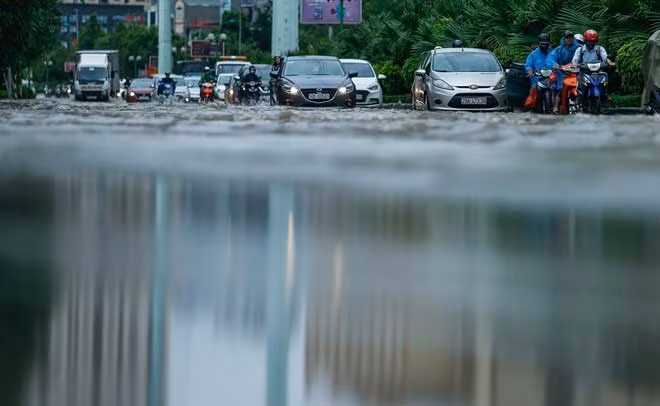 Do ảnh hưởng của bão Wipha, Hà Nội ngày 3-8 có mưa kéo dài. Nhiều tuyến đường ngập sâu khiến hàng loạt phương tiện chết máy.