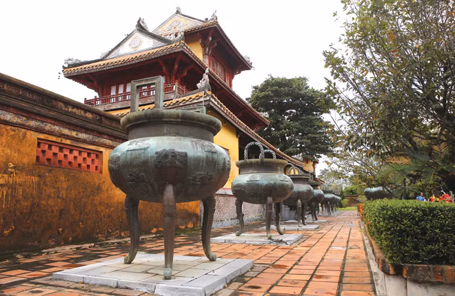 Cửu đỉnh tại Đại Nội - Huế có khắc nhiều hình ảnh mô tả hoạt động bảo vệ, giữ gìn biển đảo Tổ quốc dưới triều Nguyễn.