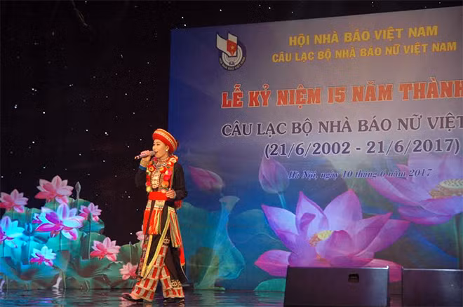 Tiết mục văn nghệ chào mừng do các nữ nhà báo biểu diễn.