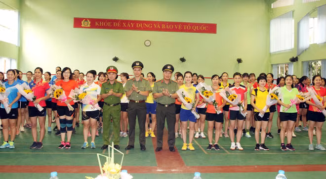 Các đồng chí trong Ban giám đốc Công an tỉnh trao hoa cho các đội tham gia mùa giải năm nay.