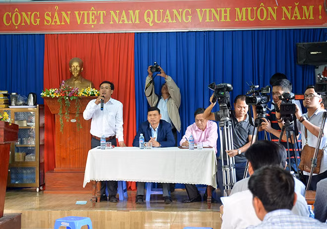 Phó chủ tịch UBND TP. Đà Nẵng ông Hồ Kỳ Minh đã trực tiếp đối thoại với hàng trăm người dân hai thôn Vân Dương 1 và Vân Dương 2, xã Hòa Liên vào chiều ngày 28-2.