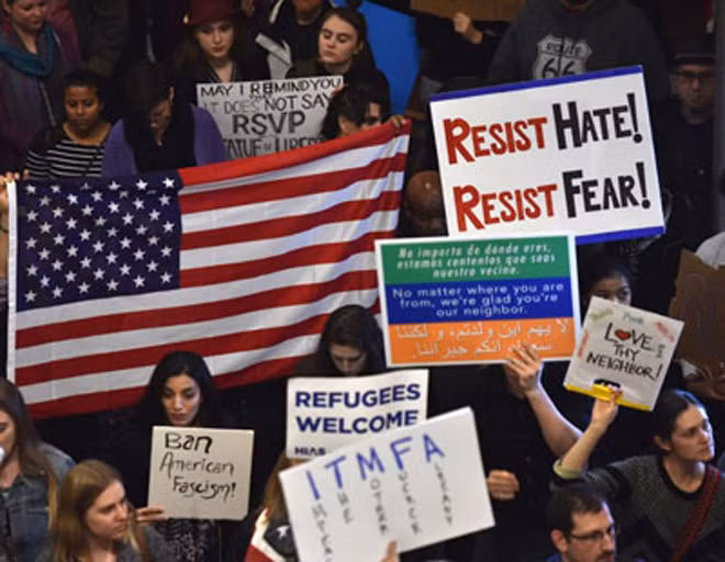 Một cuộc biểu tình chống lại Luật Di trú của Tổng thống Mỹ Donald Trump tại sân bay Reagan, Arlington, VA vào ngày 1-2-2017. Một cuộc biểu tình chống lại Luật Di trú của Tổng thống Mỹ Donald Trump tại sân bay Reagan, Arlington, VA vào ngày 1-2-2017.