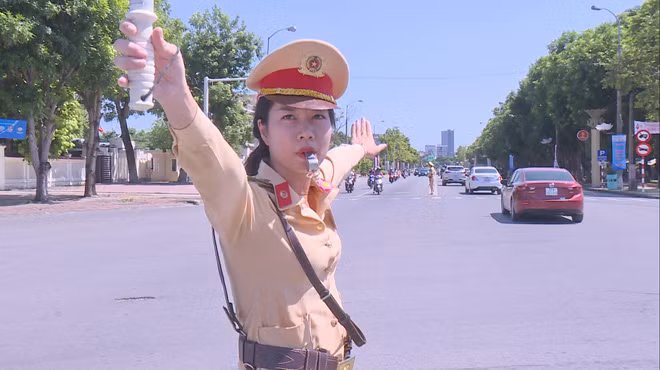 Nữ CSGT Công an TP Vinh làm nhiệm vụ tại khu vực Quảng trường Hồ Chí Minh. Ảnh: Đức Vũ
