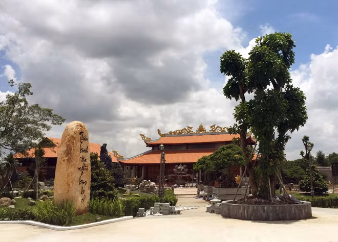Công trình nhà thờ tổ của nghệ sĩ Hoài Linh. Công trình nhà thờ tổ của nghệ sĩ Hoài Linh.