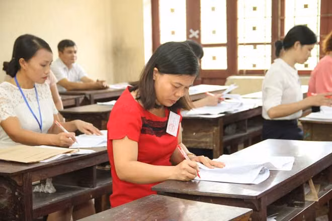 Các giáo viên chấm thi của tỉnh Thanh Hóa đang nỗ lực chấm đảm bảo tiến độ đã đề ra.