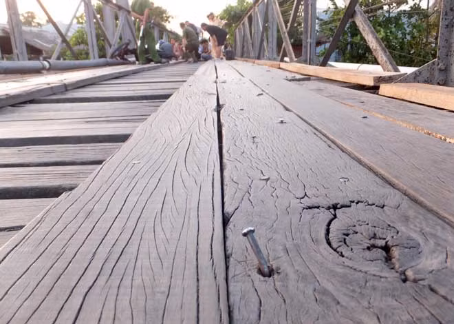 Những đầu đinh to nhô lên mặt ván gỗ khiến nhiều người đi qua cầu bị té ngã.