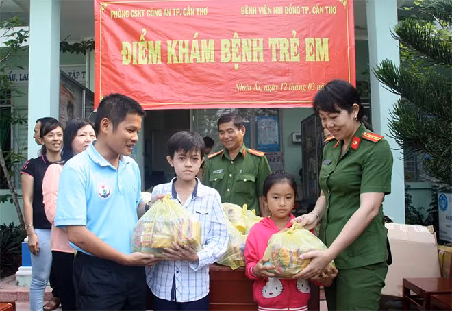 300 phần quà được Phòng PC46 và Bệnh viện Nhi đồng TP Cần Thơ trao tặng cho các gia đình khó khăn tại xã Nhơn Ái.