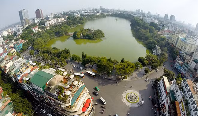 Hồ Hoàn Kiếm rộng khoảng 12ha, là niềm tự hào, điểm nhấn kiến trúc và danh thắng nổi tiếng của Hà Nội (Ảnh: Internet).