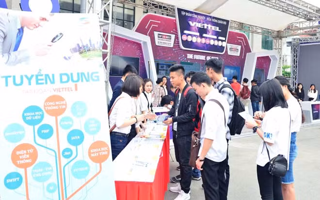 Gian hàng cua Viettel thu hút đông sinh viên tại Triển lãm phát triển nguồn nhân lực ICT.
