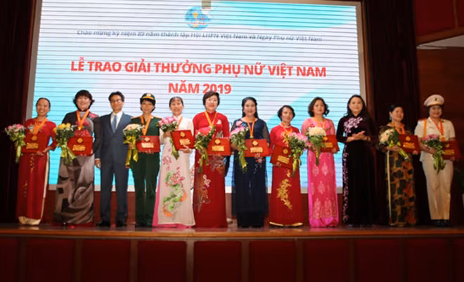 Phó Thủ tướng Vũ Đức Đam và Chủ tịch Hội Liên hiệp Phụ nữ Việt Nam trao giải cho các cá nhân tiêu biểu.