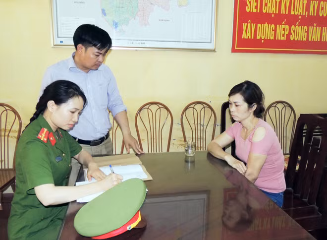 Cán bộ Phòng Cảnh sát truy nã Công an tỉnh Hà Nam đang lấy lời khai của một đối tượng.