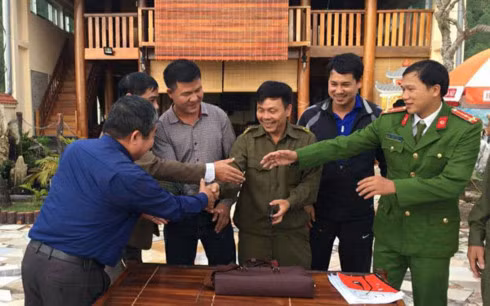Ông Đăng bắt tay cảm ơn lực lượng Công an và chủ nhà hàng.