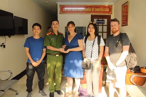 Công an phường Ngô Thì Nhậm trao trả chiếc điện thoại cho cô Valasi.
