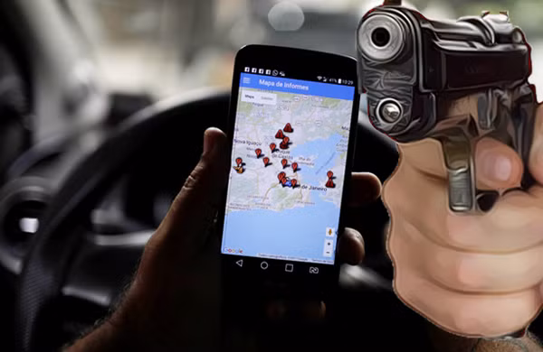 Một tài xế taxi cho thấy ÐTDÐ của mình hiển thị ứng dụng “OTT - Onde Tem Tiroteio” tại Rio, ngày 4-7-2017.