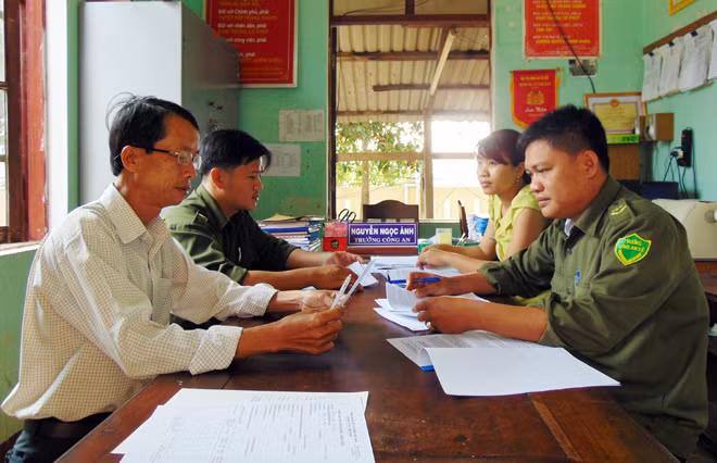 Công an và Mặt trận xã Đại Hưng họp bàn về chương trình “Công an lắng nghe ý kiến nhân dân”.