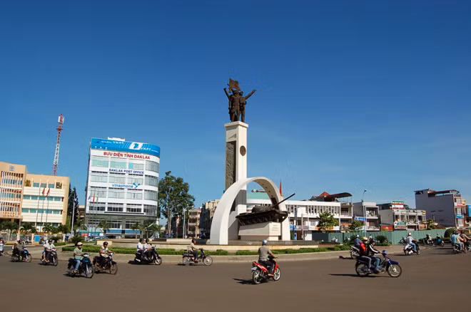 Tượng đài kỷ niệm chiến thắng ngày 11-3-1975 tại Quảng trường Ngã Sáu, thành phố Buôn Ma Thuột. Tượng đài kỷ niệm chiến thắng ngày 11-3-1975 tại Quảng trường Ngã Sáu, thành phố Buôn Ma Thuột.