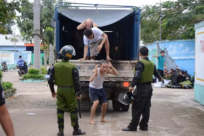 Công an đưa học viên trở lại trại.