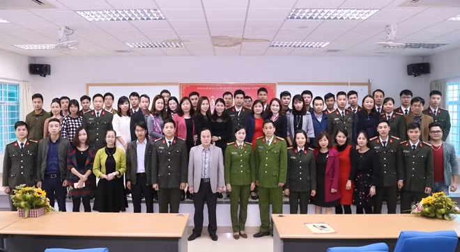 Các đại biểu và học viên tham gia tập huấn