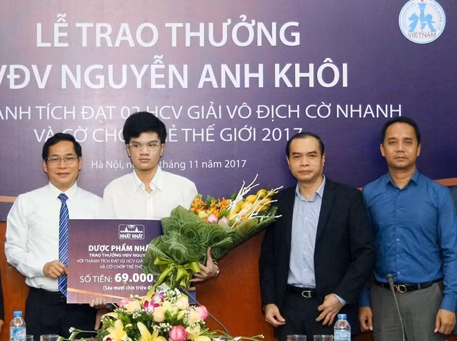 Nguyễn Anh Khôi (thứ hai từ trái sang) trong lễ nhận thưởng từ nhà tài trợ sau khi giành chức vô địch U16 cờ nhanh và cờ chớp thế giới năm 2017.
